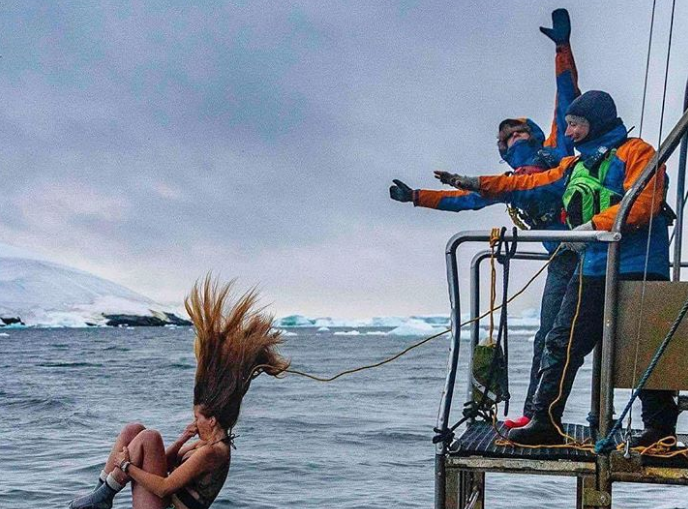 Tham gia sự kiện Polar Plunge, mọi người có thể bơi trong vùng biển của Nam Cực.