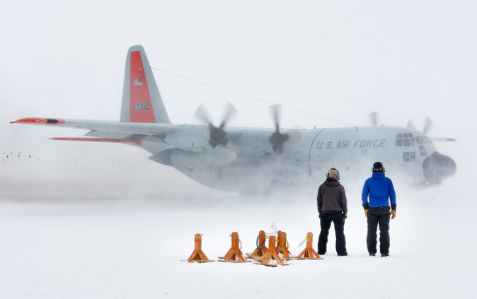 Nhiều quốc gia trên thế giới có "sân bay" ở Nam Cực với một số đường băng được xây bằng băng tuyết.