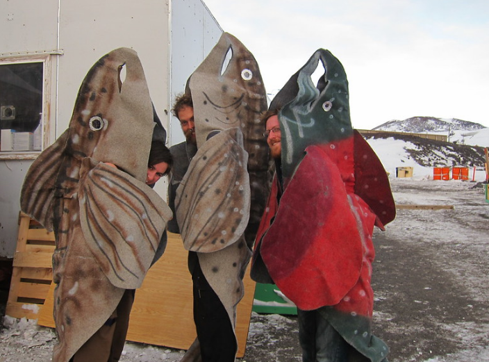 Các du khách có thể mượn đồ của người dân địa phương để tham gia vào những bữa tiệc hóa trang.