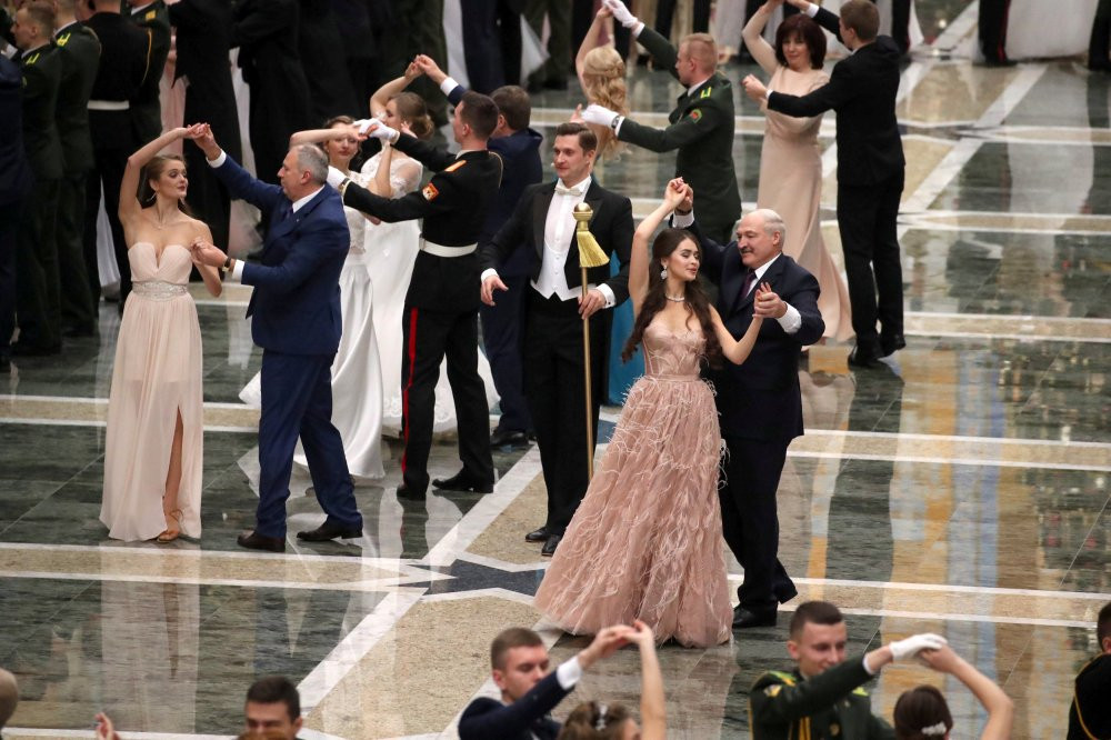 Truyền thông đưa tin, cô Maria là bạn gái của Tổng thống Belarus Lukashenko, 65 tuổi, và thường xuyên xuất hiện trong các sự kiện cùng người đàn ông hơn cô 43 tuổi kể từ khi đăng quang Miss Belarus năm 2018. Ảnh: Twitter.