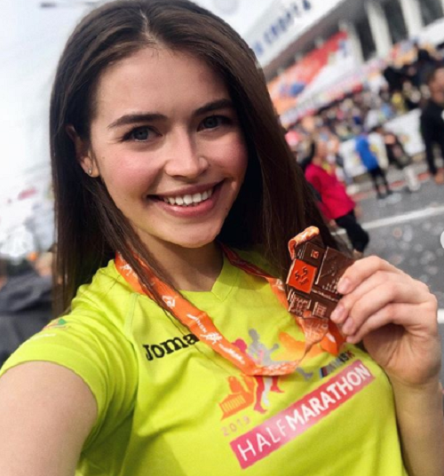 Cô Maria Vasilevich hiện đang theo học Thạc sĩ và phụ trách công việc MC cho chương trình Chào buổi sáng, Belarus! trên truyền hình. Ảnh: Instagram.