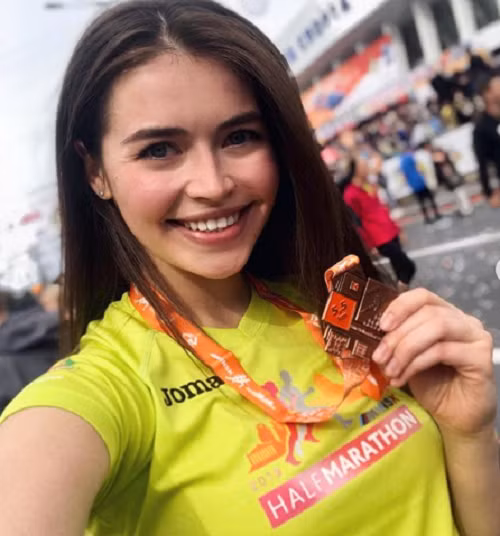 Nhan sac xinh dep cua “ban gai” Tong thong Belarus vua tro thanh nghi si-Hinh-7