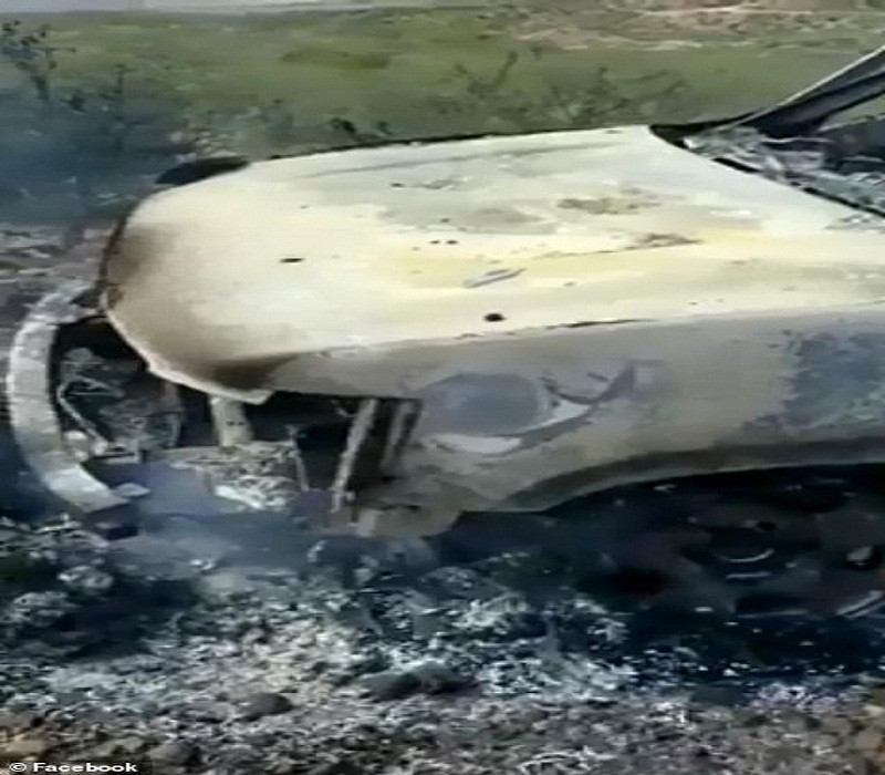 Chiếc ô tô bị hư hại nặng sau vụ tấn công.