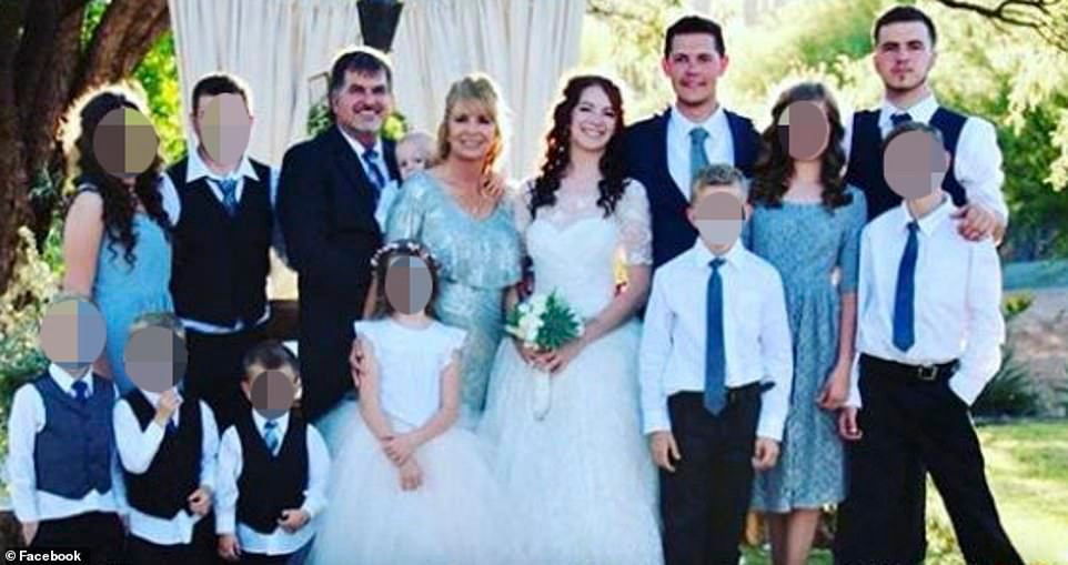 Hiện giới chức Mexico đang mở cuộc điều tra vụ việc. Ảnh: Dawna Langford (giữa, váy xanh) và hai con của cô nằm trong 9 nạn nhân xấu số.