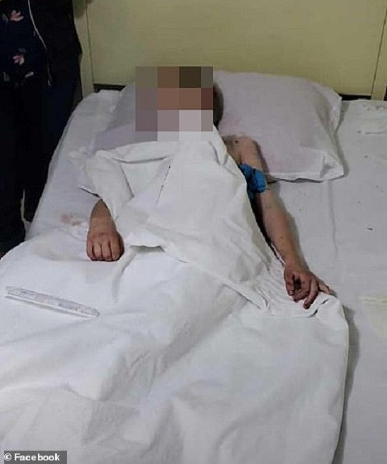 Tuy nhiên, một số nguồn tin cho rằng có hai thành viên trong gia đình LeBaron từng bị bắt cóc và sát hại vào khoảng 10 năm trước do mâu thuẫn với giới tội phạm trong khu vực này. Ảnh: Một em nhỏ bị thương được đưa tới bệnh viện.