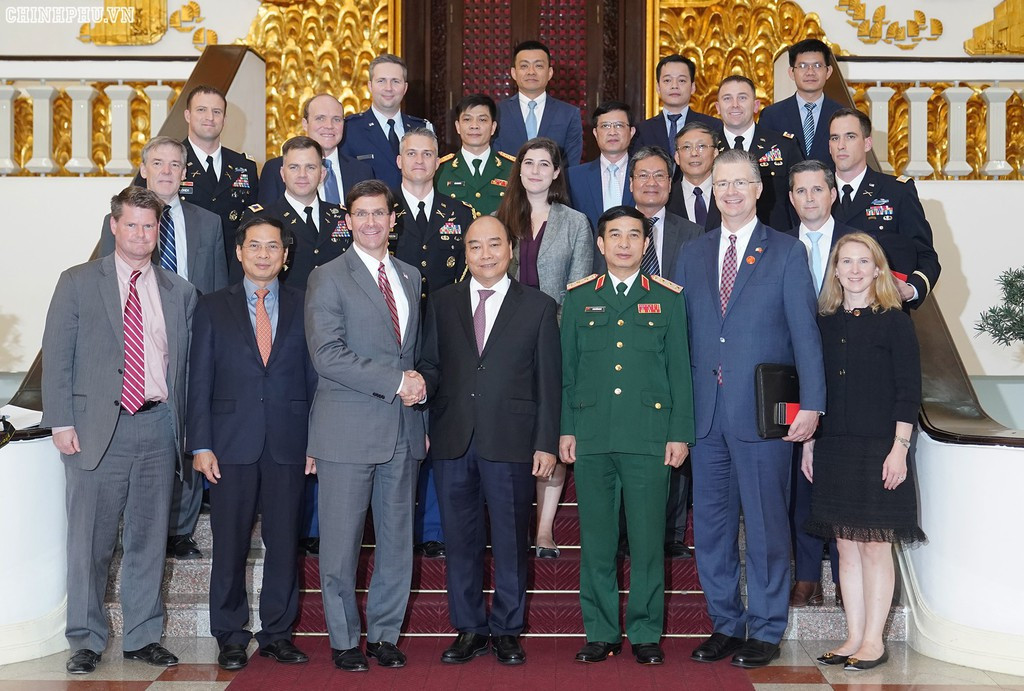 Bộ trưởng Quốc phòng Mỹ Mark Esper cảm ơn Thủ tướng Nguyễn Xuân Phúc đã dành thời gian tiếp; trân trọng chuyển lời hỏi thăm của Tổng thống Mỹ Donald Trump tới Thủ tướng Nguyễn Xuân Phúc. Bộ trưởng nêu rõ, hợp tác quốc phòng là một trong những nền tảng cho phát triển quan hệ chung hai nước, đóng góp vào duy trì hòa bình, ổn định, bảo đảm tự do, hàng không, hàng hải ở Biển Đông; đóng góp vào hợp tác thương mại với thế giới. Ảnh: Chính phủ.