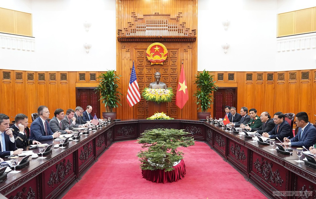 Thủ tướng đánh giá cao kết quả hội đàm giữa Bộ trưởng Quốc phòng Ngô Xuân Lịch với Bộ trưởng Quốc phòng Mark Esper; hoan nghênh hợp tác quốc phòng hai nước được triển khai thiết thực và hiệu quả, phù hợp nội dung văn bản thỏa thuận hợp tác quốc phòng, khuôn khổ Đối tác toàn diện và các thỏa thuận của Lãnh đạo cấp cao hai nước. Ảnh: Chính phủ.