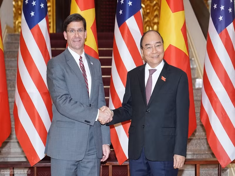 Tại trụ sở Chính phủ, Thủ tướng Nguyễn Xuân Phúc đã tiếp và làm việc với Bộ trưởng Quốc phòng Mỹ Mark Esper. Thủ tướng Nguyễn Xuân Phúc khẳng định chuyến thăm này đóng góp thiết thực vào phát triển quan hệ hai nước. Ảnh: Chính phủ.