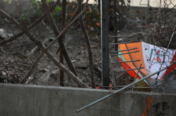 Cảnh sát Hong Kong tiếp tục kêu gọi những người biểu tình còn cố thủ trong trường PolyU nhanh chóng đầu hàng và chấp nhận bị bắt giữ để được rời khỏi trường một cách hòa bình qua các chốt gác của cảnh sát.