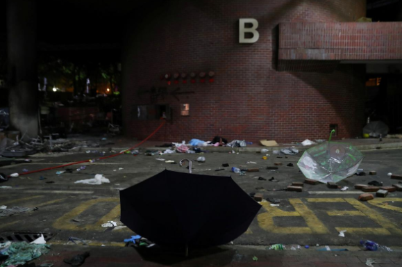 Rác ngổn ngang trong khuôn viên trường đại học PolyU sau nhiều ngày không được dọn dẹp.