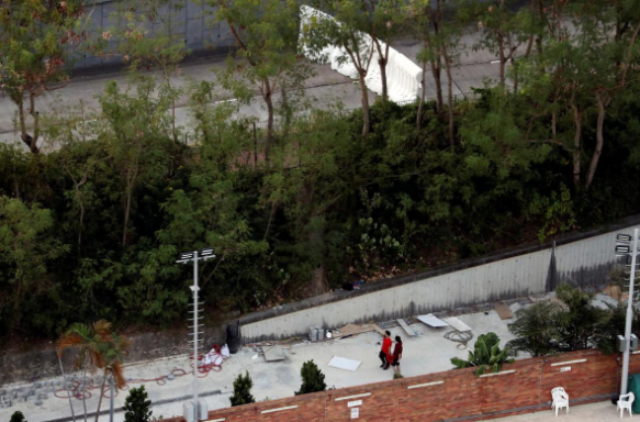 Lực lượng an ninh Hong Kong cũng dựng các chướng ngại vật và hàng rào xung quanh trường.