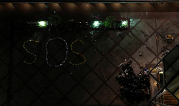 "Nếu cảnh sát xông vào, chúng tôi có nhiều nơi để trốn", Sam, một sinh viên 21 tuổi, nói trong lúc ngồi ăn mỳ ăn liền tại căng tin của trường PolyU.