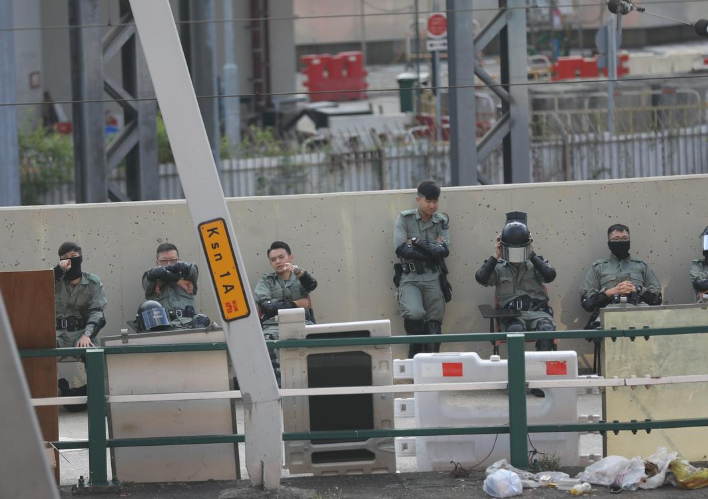 Theo hãng thông tấn Reuters ngày 23/11, một số người biểu tình cố thủ tại Đại học Bách khoa Hong Kong thề sẽ không đầu hàng cảnh sát và vẫn đang tuyệt vọng tìm cách thoát ra ngoài. (Nguồn ảnh: Reuters)