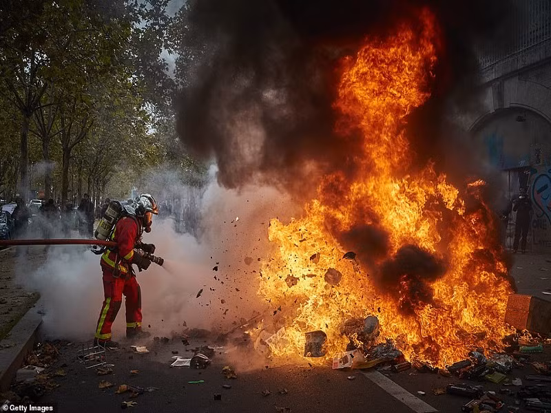 Thủ đô Paris không khác gì bãi chiến trường khi hàng nghìn người biểu tình "Áo vàng" xuống đường và đụng độ với lực lượng an ninh, gây ra cảnh tượng hỗn loạn.