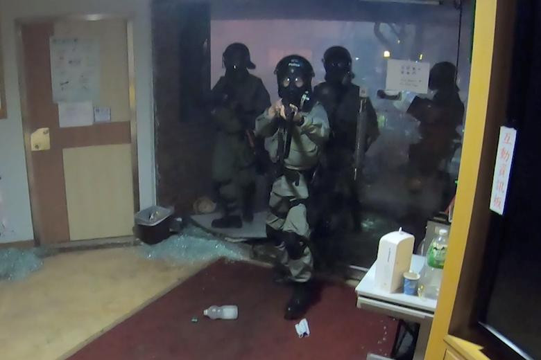 Từ đêm 18/11, nhiều chính trị gia và giảng viên, trong đó có Chủ tịch Hội đồng Đại học Bách khoa Hong Kong, đã đồng ý cho cảnh sát đưa một số người biểu tình ra khỏi khuôn viên trường một cách an toàn.