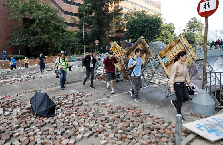 Những người biểu tình ở Hong Kong rời khỏi khuôn viên trường đại học sau cuộc đụng độ dữ dội.