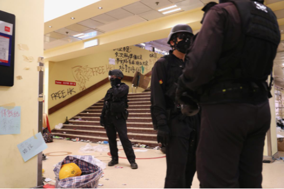 Ngoài ra, hàng trăm người cũng tập trung bên ngoài trường Đại học Bách khoa Hong Kong. Được biết, cảnh sát đã tiến vào bên trong ngôi trường này hôm 27/11 sau nhiều ngày bao vây.