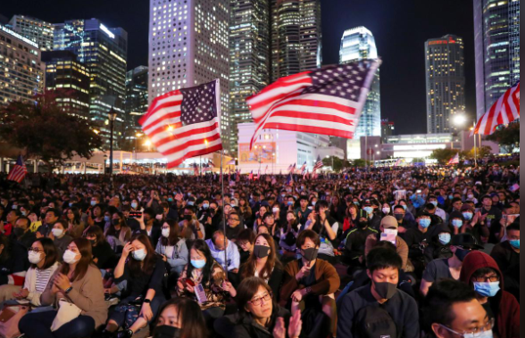 "Lý do chúng tôi tổ chức cuộc tuần hành này là để bày tỏ lòng biết ơn của chúng tôi đối với Quốc hội Mỹ cũng như Tổng thống Trump vì đã thông qua đạo luật", Sunny Cheung, 23 tuổi, một thành viên của nhóm sinh viên vận động Đạo luật Dân chủ và Nhân quyền Hong Kong, chia sẻ.