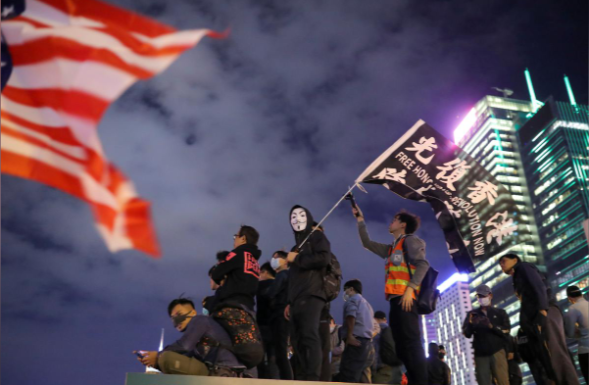 Đạo luật, được thông qua tại Hạ viện và Thượng viện Mỹ hồi tuần trước, yêu cầu Bộ Ngoại giao Mỹ phải xác nhận mỗi năm rằng Hong Kong vẫn duy trì được mức độ tự trị đủ để được hưởng quy chế thương mại đặc biệt mà Mỹ trao cho đặc khu này, giúp nơi đây duy trì vị trí là trung tâm tài chính của thế giới.