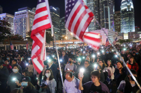 Người biểu tình chiếu đèn từ điện thoại khi tập trung tại quảng trường Edinburgh ở Hong Kong ngày 28/11.