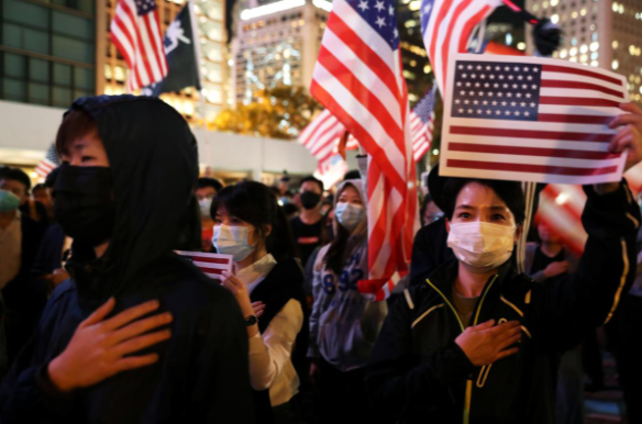 Phản ứng trước quyết định của ông chủ Nhà Trắng, Bộ Ngoại giao Trung Quốc cảnh báo sẽ đáp trả cứng rắn, đồng thời khẳng định việc Tổng thống Trump ký ban hành đạo luật Nhân quyền và Dân chủ Hong Kong là một sự can thiệp rõ ràng vào vấn đề nội bộ (của Hong Kong và Trung Quốc), và nỗ lực của Mỹ chắc chắn sẽ thất bại.