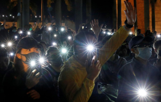 Đám đông người biểu tình giơ bàn tay thể hiện 5 yêu cầu của họ đối với chính quyền Hong Kong trong cuộc tuần hành ở Tsim Sha Tsui ngày 28/11.