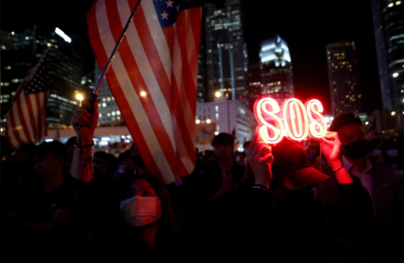 Người biểu tình vẫy cờ Mỹ trong cuộc tuần hành.