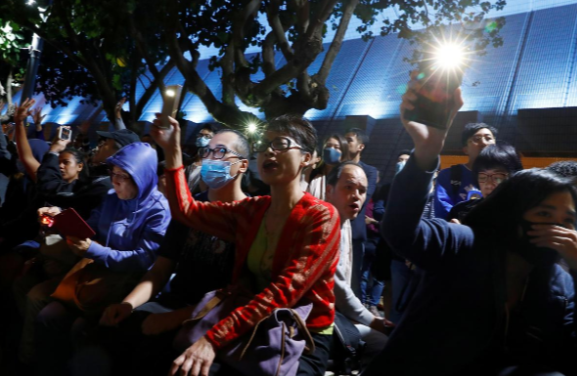 Tổng thống Donald Trump cũng ký ban hành một đạo luật khác về Hong Kong mà lưỡng viện Mỹ đã thông qua về việc cấm bán cho cảnh sát Hong Kong các loại vũ khí giúp kiểm soát đám đông như hơi cay, đạn cao su và dùi cui điện.