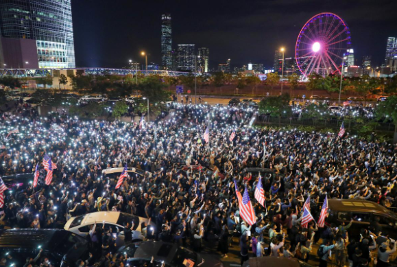 Luật này cũng đe dọa áp đặt các biện pháp trừng phạt đối với hành vi vi phạm nhân quyền.