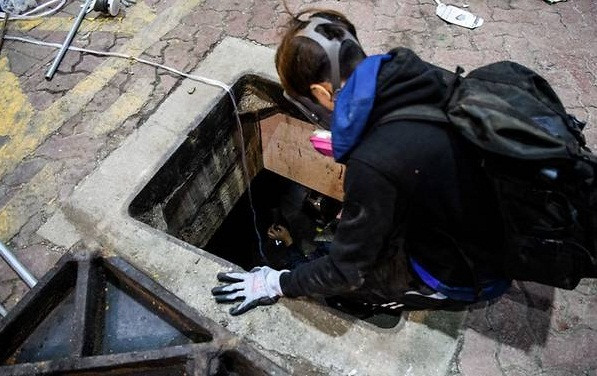 Trong khi đó, cảnh sát Hong Kong tiếp tục kêu gọi những người biểu tình còn cố thủ trong trường PolyU nhanh chóng đầu hàng và chấp nhận bị bắt giữ để được rời khỏi trường một cách hòa bình qua các chốt gác của cảnh sát. Ảnh: CNA.