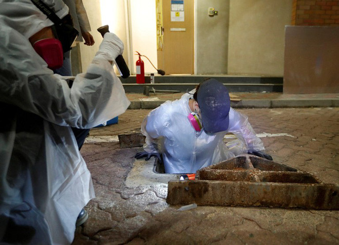 Những người biểu tình đã tháo miệng cống kim loại và chui xuống các đường ống cống để tìm đường ra ngoài, tránh bị cảnh sát bắt giữ. Ảnh: Reuters.