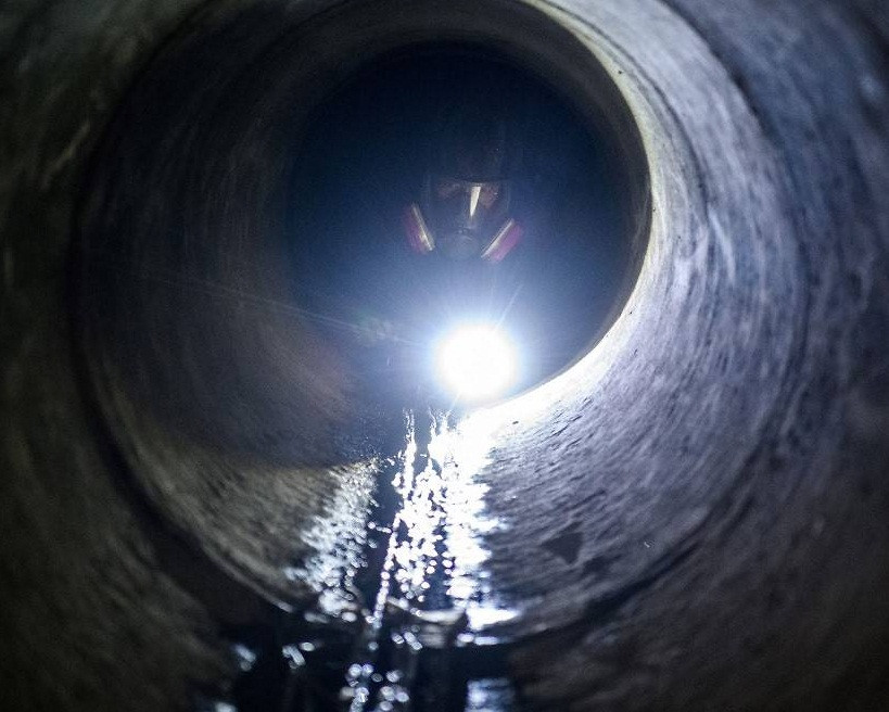 "Cống nước bốc mùi hôi thối, có rất nhiều gián. Mỗi bước đi đều rất đau. Hong Kong là một thành phố rất phát triển. Tôi chưa bao giờ nghĩ rằng một ngày nào đó tôi sẽ phải trốn trong cống nước hay thoát qua đường cống để sống sót", sinh viên Bowie 23 tuổi kể lại cuộc "đào tẩu" bất thành. Ảnh: CNA.