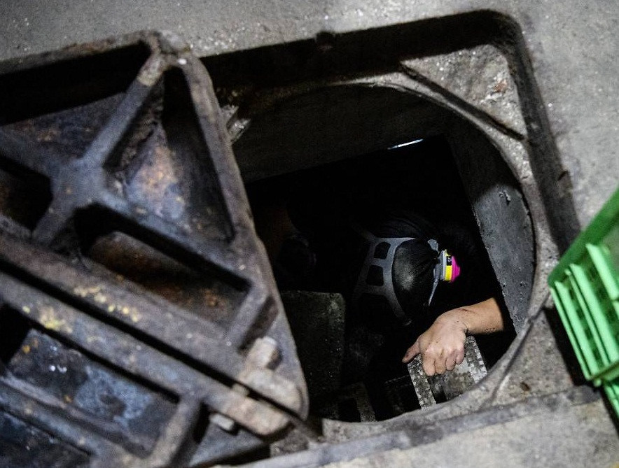 "Đến cuối đường, chúng tôi nhận thấy chúng tôi vẫn ở trong trường đại học. Cảm giác khó quên nhất là nỗi sợ hãi khi tôi ở trong cống nước đó", Bowie nói tiếp. Ảnh: CNA.