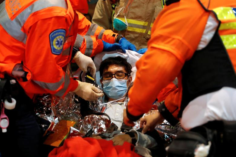 Một người biểu tình được chăm sóc y tế tại Đại học PolyU ngày 19/11. Ảnh: Reuters.