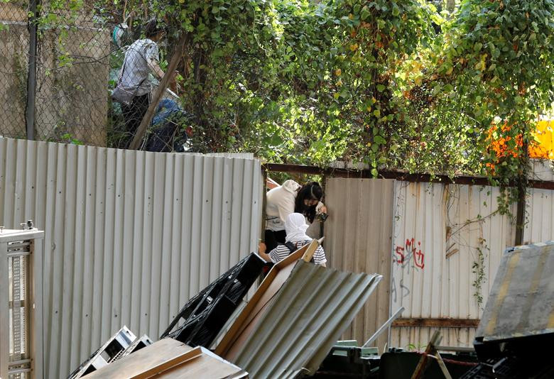 Tính đến 23h tối 19/11, gần 800 người đã rời khỏi Đại học Bách khoa Hong Kong sau khi họ "đầu hàng" và trong số này có 300 người dưới 18 tuổi. Ảnh: Reuters.