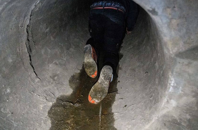 Hiện chưa rõ bao nhiêu người đã cố gắng tẩu thoát thông qua con đường này. Tuy nhiên, nhiều người biểu tình không dám chọn đi qua đường cống ngầm vì sợ nguy hiểm. Ảnh: CNA.