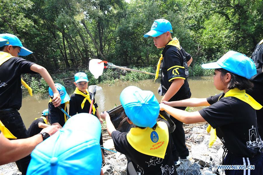 Hoàng tử Thái Lan thu dọn rác thải nhựa trong hoạt động tình nguyện bảo vệ môi trường ở tỉnh Samut Prakan ngày 29/10/2017. Ảnh: THX.