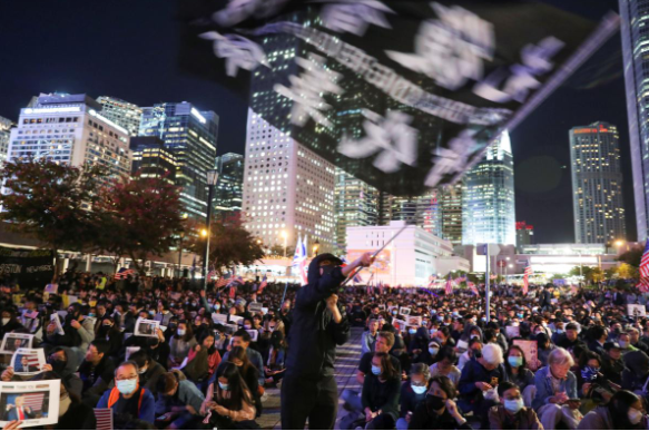 Như tin tức đã đưa, ngày 27/11, Tổng thống Trump đã ký thông qua đạo luật ủng hộ người biểu tình ở Hong Kong (Trung Quốc) mà Quốc hội Mỹ phê chuẩn trước đó, bất chấp sự phản đối từ phía Bắc Kinh.