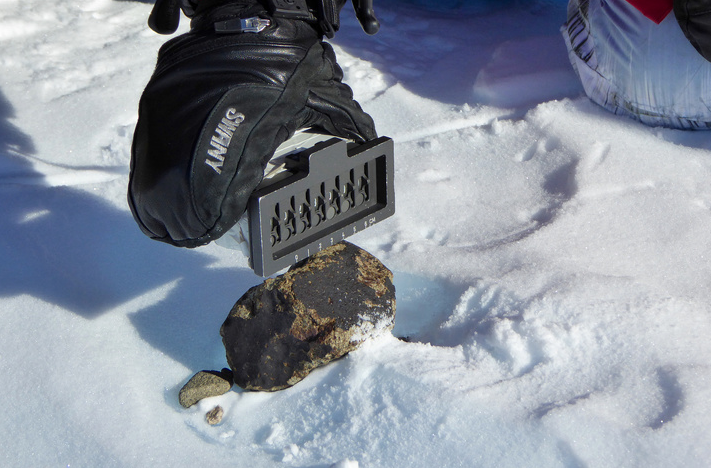 Châu Nam Cực được coi là một trong những địa điểm lý tưởng nhất có thể tìm thấy thiên thạch nhờ điều kiện khí hậu khô, lạnh. Mời độc giả xem thêm video: Tới thăm ngôi làng ở "tận cùng Trái đất" (Nguồn: VTC14)