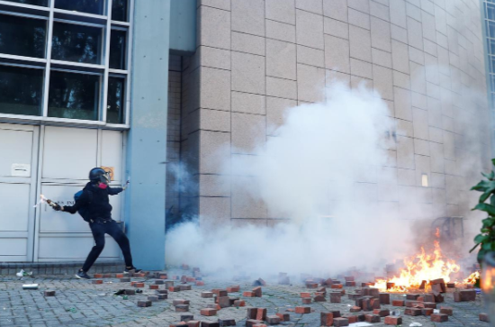 Một người biểu tình ném bom xăng trong cuộc đụng độ với cảnh sát bên ngoài Đại học Bách khoa Hong Kong ngày 17/11.