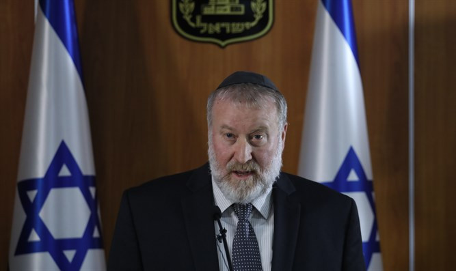 “Tôi đã thông báo với luật sư của Thủ tướng về quyết định buộc tội ông ấy với 3 tội danh. Một ngày mà Tổng chưởng lý quyết định truy tố Thủ tướng đương nhiệm với các tội danh về tham nhũng. Đây là ngày buồn và khó khăn cho cá nhân tôi và công chúng Israel”, Bộ trưởng Tư pháp Avichai Mandelblit cho biết. Ảnh: INN.