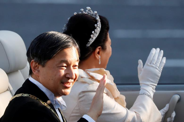Nhật hoàng Naruhito và Hoàng hậu Masako mỉm cười và vẫy tay chào người dân.