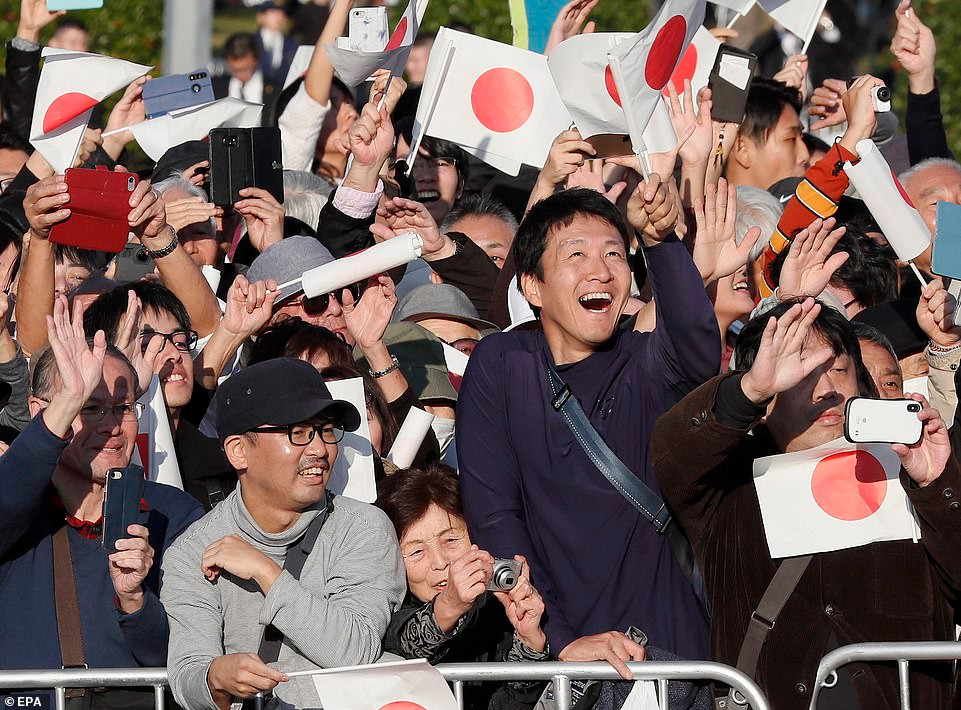 Hàng chục nghìn người dân Nhật Bản đã đứng hai bên đường để chào đón, chúc mừng Nhà vua và Hoàng hậu mới của họ. Thậm chí, có người còn xếp hàng từ ngày 9/11 để giữ "chỗ đẹp".