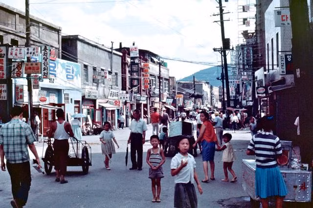 Trẻ em, người lớn đang nhìn về phía ống kính máy ảnh.