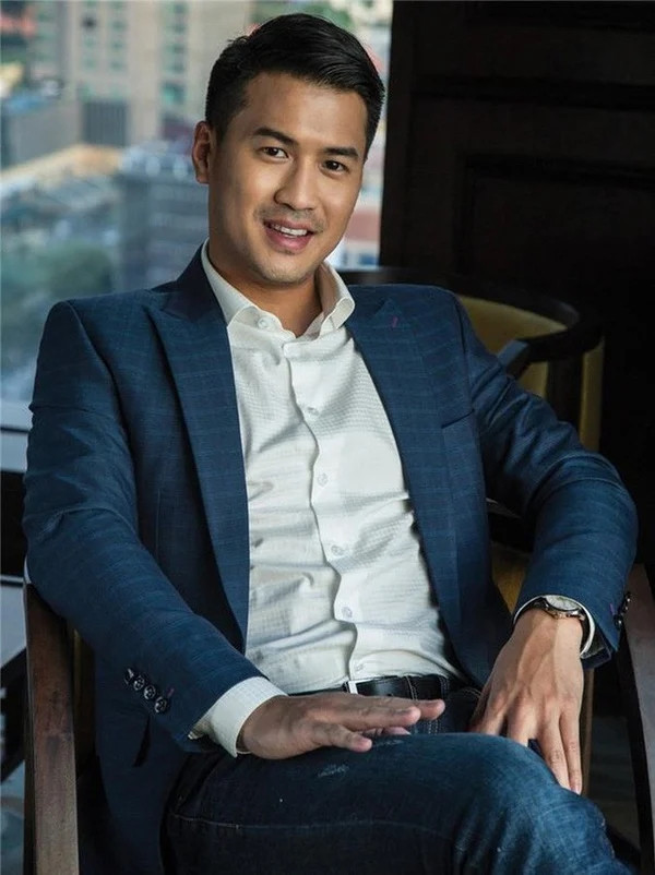 Phillip Nguyễn là con trai thứ 3 của tỷ phú Johnathan Hạnh Nguyễn với người vợ đầu. Phillip từng theo học tại ĐH San Francisco (Mỹ) ngành Quan hệ quốc tế. Ảnh: IPPG