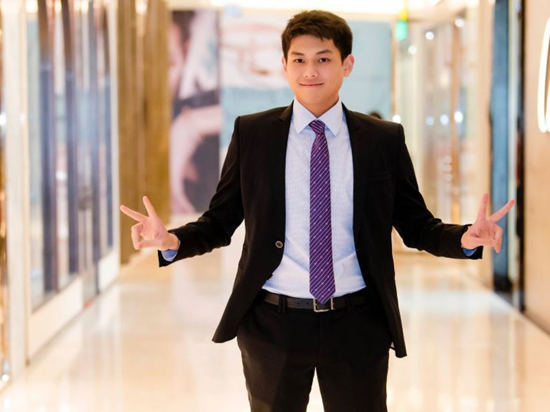 William Hiếu Nguyễn là con trai út của "vua hàng hiệu" Johnathan Hạnh Nguyễn và cựu diễn viên Thủy Tiên. William Hiếu Nguyễn năm 1999, và đã tốt nghiệp Quản trị kinh doanh tại London, Anh. Ảnh: Internet