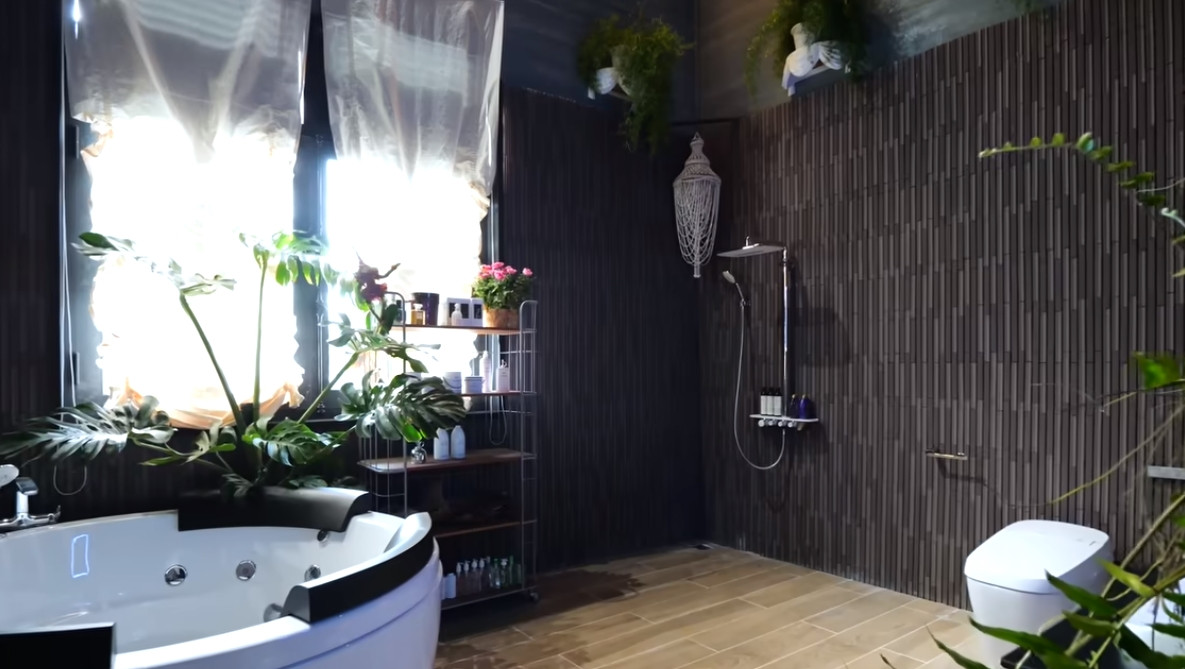 Phòng tắm rất rộng, được trang bị nội thất hiện đại và nhiều cây xanh.