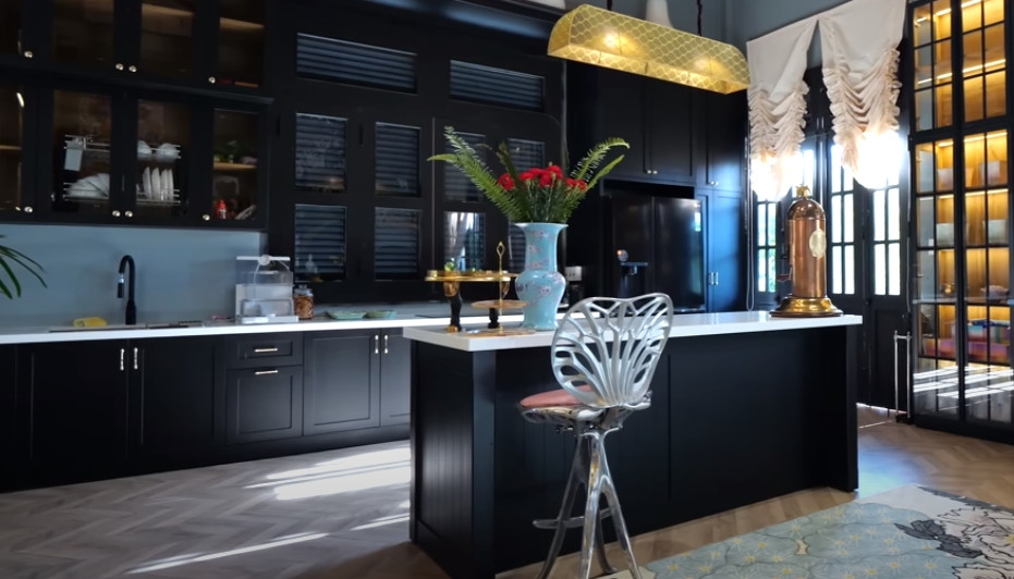 Khu bếp sử dụng gam màu tối chủ đạo.