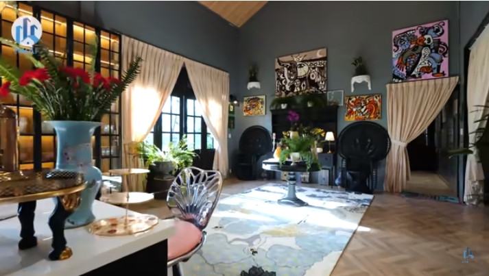 Mới đây, kênh YouTube NhaF có dịp ghé thăm "ngôi nhà hoa hồng" của NTK Lý Quí Khánh.