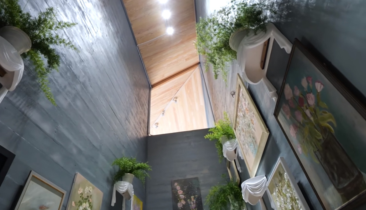 Cây xanh như một yếu tố không thể thiếu trong nhà của Lý Quí Khánh.